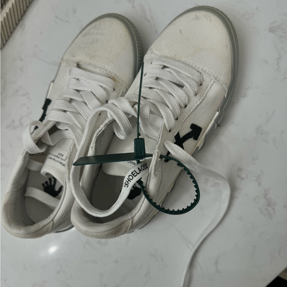 Off-White
Vulcanized low-top sneakers original